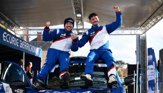 Image promotionnelle du Rallye du Touquet 2026 montrant le pilote et son copilote posant près d’une Alpine A290 aux couleurs EASYCHARGE. Le visuel comporte les textes “Rallye du Touquet 2026”, “Melvin Rabilloud – Enzo Mahinc” et le numéro “#1”
