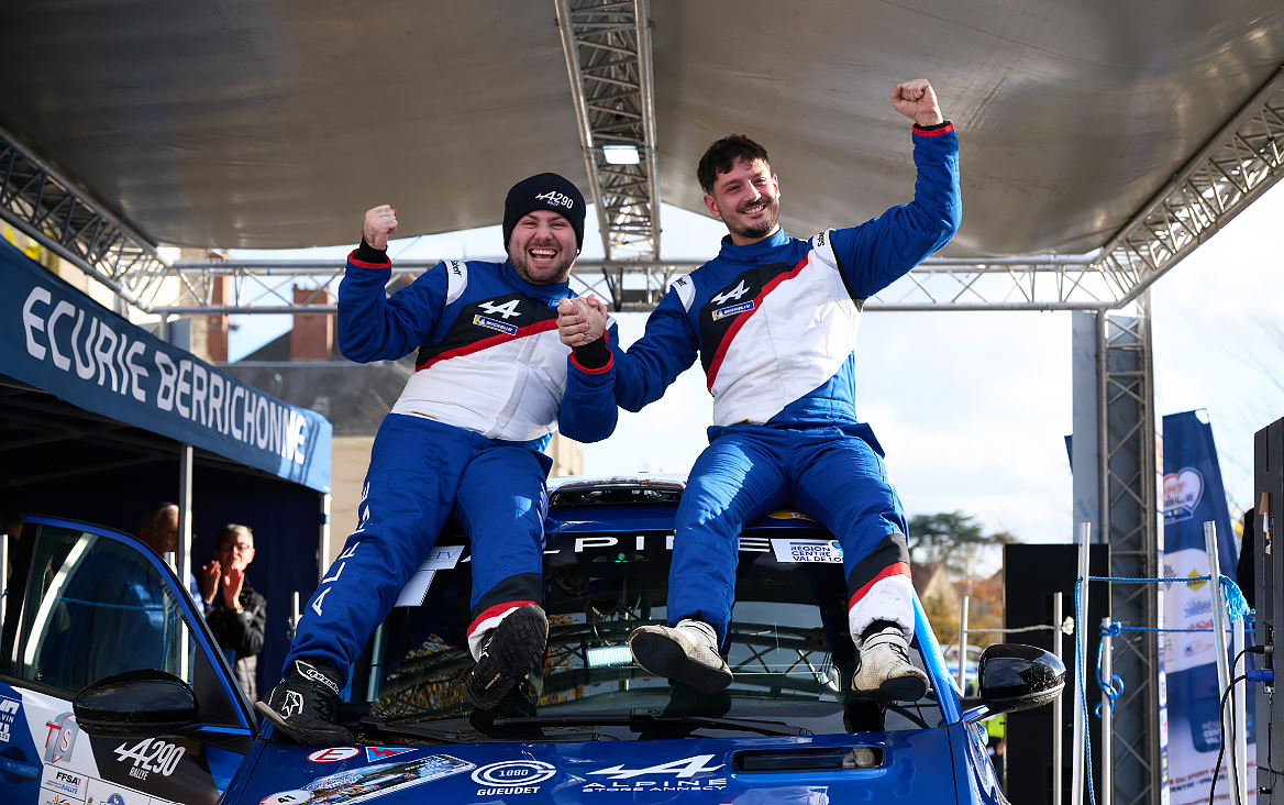 Image promotionnelle du Rallye du Touquet 2026 montrant le pilote et son copilote posant près d’une Alpine A290 aux couleurs EASYCHARGE. Le visuel comporte les textes “Rallye du Touquet 2026”, “Melvin Rabilloud – Enzo Mahinc” et le numéro “#1”