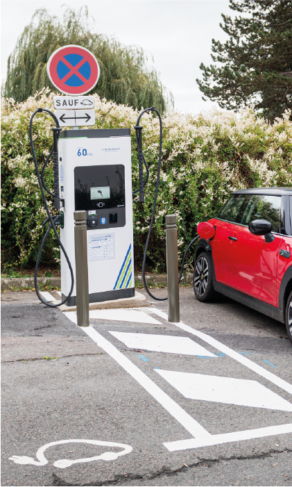 Voiture rouge qui se recharge sur une borne 60 kW Easy Charge Services