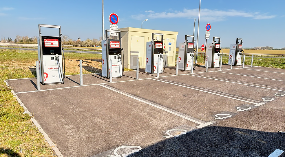 Image montrant les bornes de recharges AVIA VOLT by EASYCHARGE installées sur la station AVIA de Vaudoy-en-Brie.
